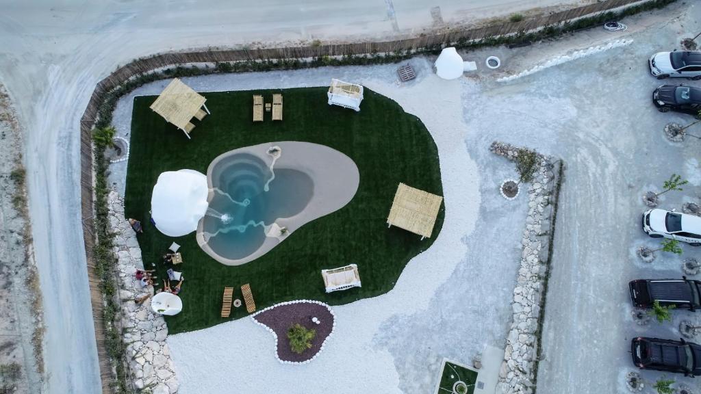 zona comun con piscina y camas balinesas 