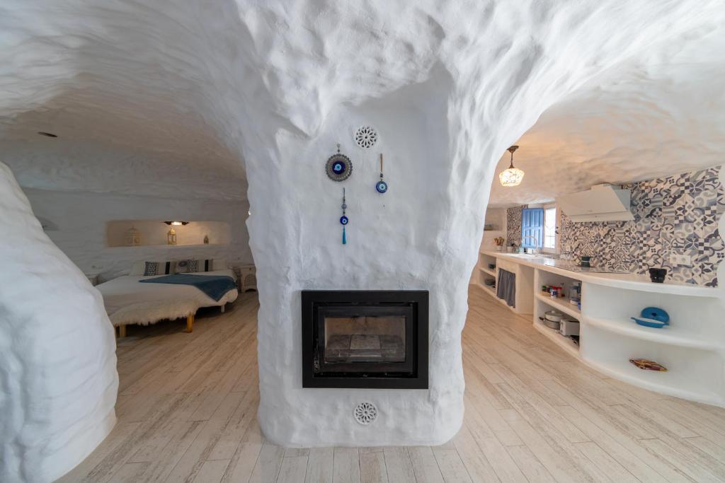 habitación y salón con chimenea casa cueva
