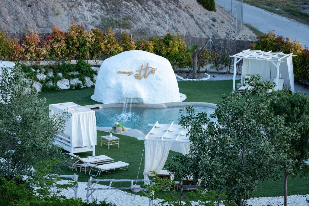 zona comun con piscina y camas balinesas 