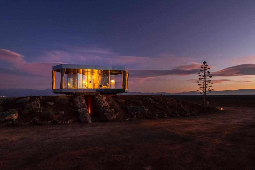 casa en el desierto al anochecer gorafe 