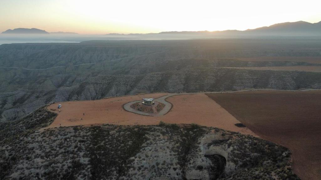 casa en medio del desierto de gorafe