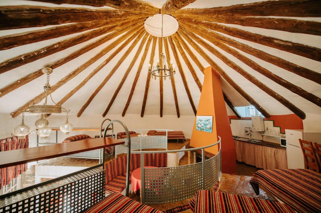 salón y cocina del chozo en el parque natural de la sierra de grazalema