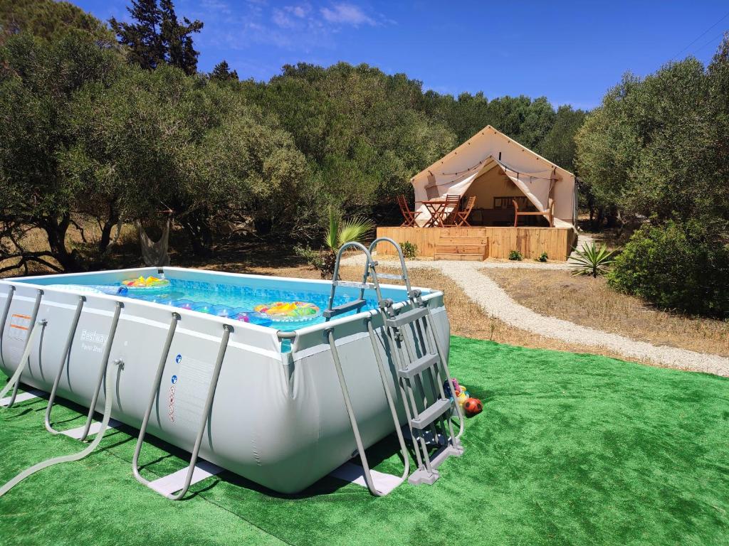 tienda de campaña glamping con piscina