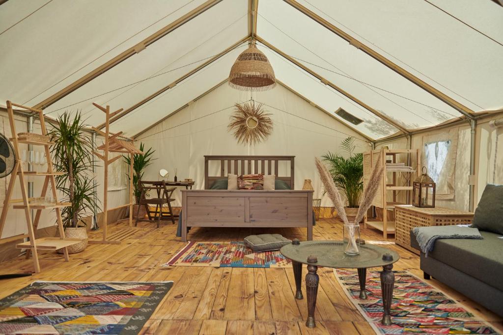 interior tienda de campaña glamping