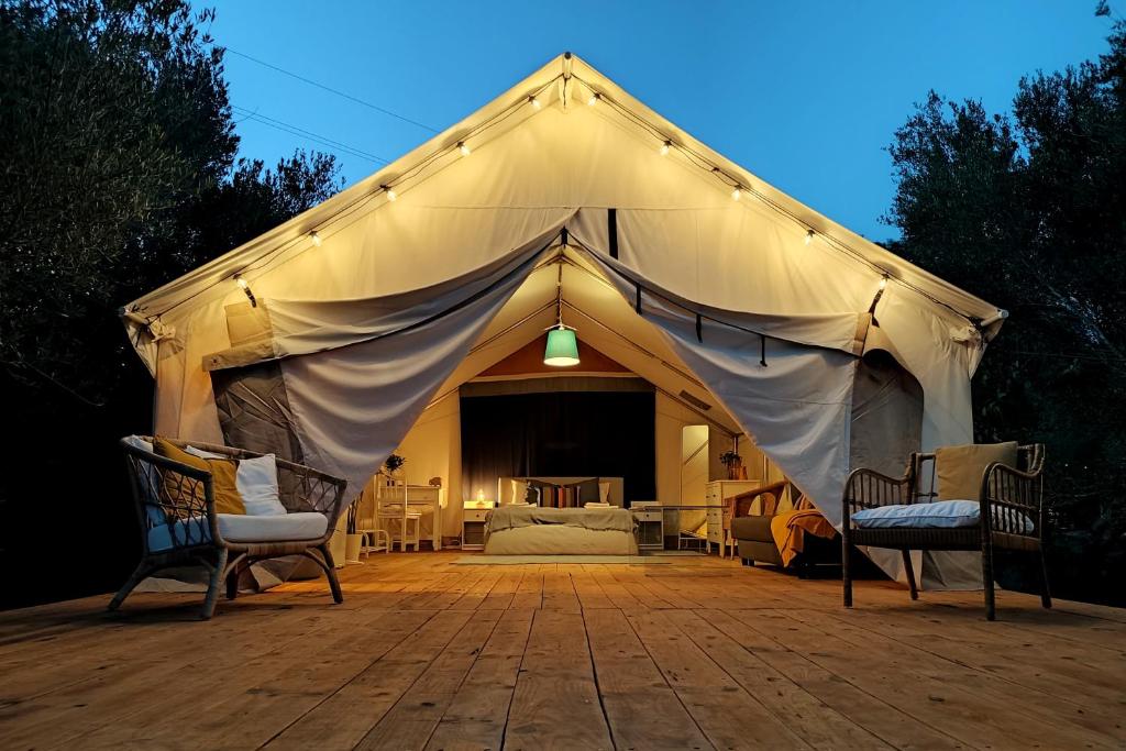 tienda de campaña glamping de noche