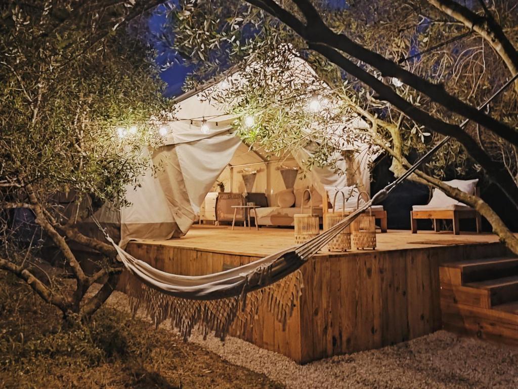 tienda de campaña glamping iluminada de noche