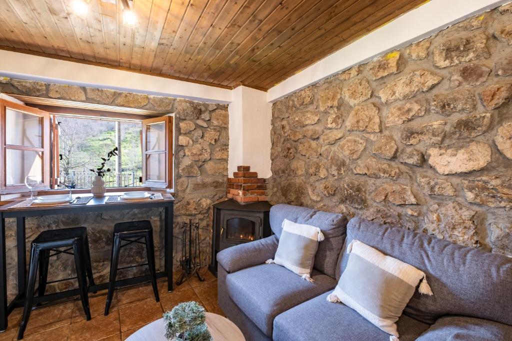 salón en apartamento rural en la laguna de somiedo