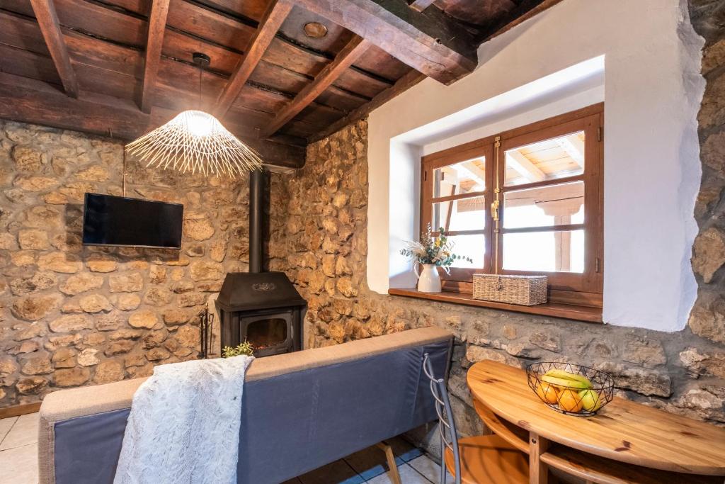 salón en apartamento rural en la laguna de somiedo