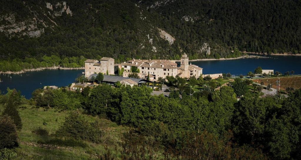 pueblo pirenaico con pantano