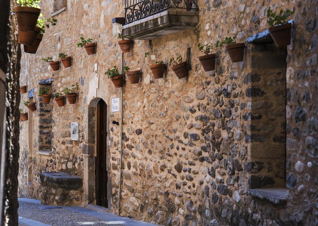 fachada de piedra en pueblo pirenaico