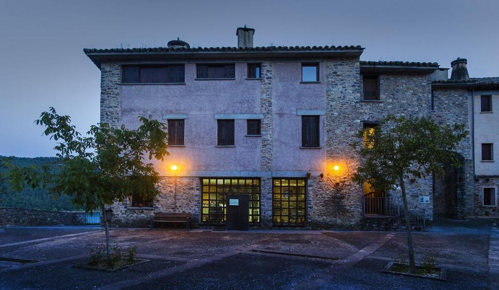 fachada alojamiento en pueblo pirenaico