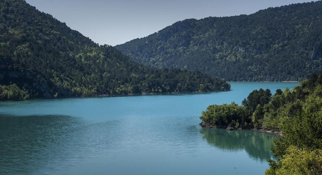 paisaje con pantano en pueblo pirenaico
