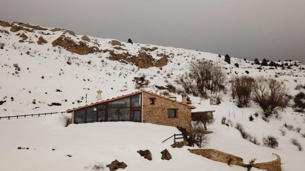 masia en el maestrazgo completamente nevada
