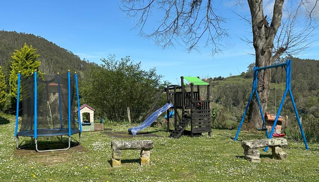 exterior con zona de niños en casa rural en asturias
