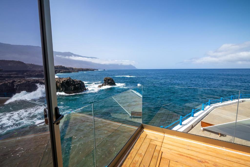 terraza con vistas en hotel frente al mar en el hierro
