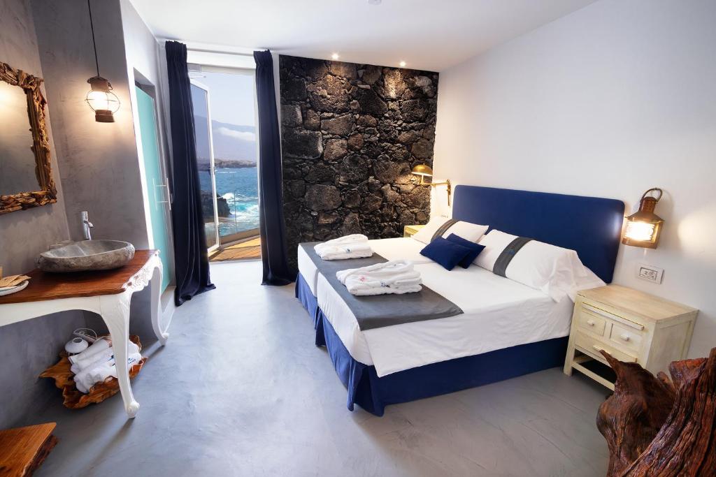 dormitorio en hotel frente al mar en el hierro