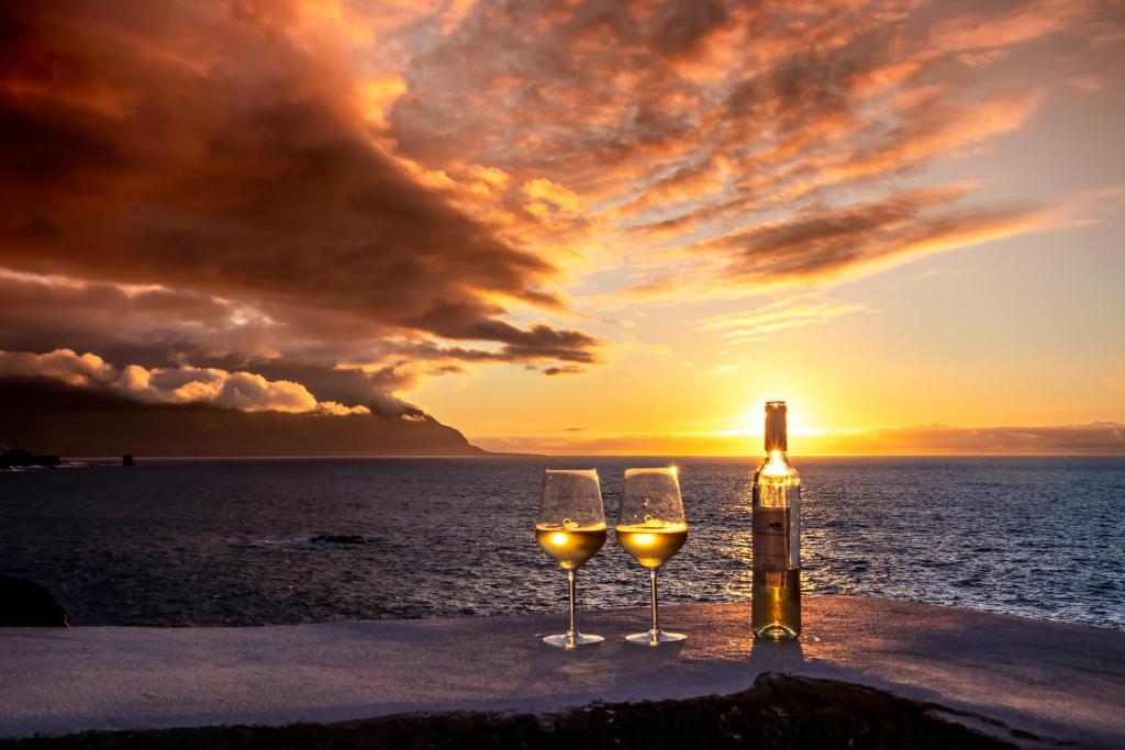 atardecer con una copa de vino en hotel frente al mar en el hierro