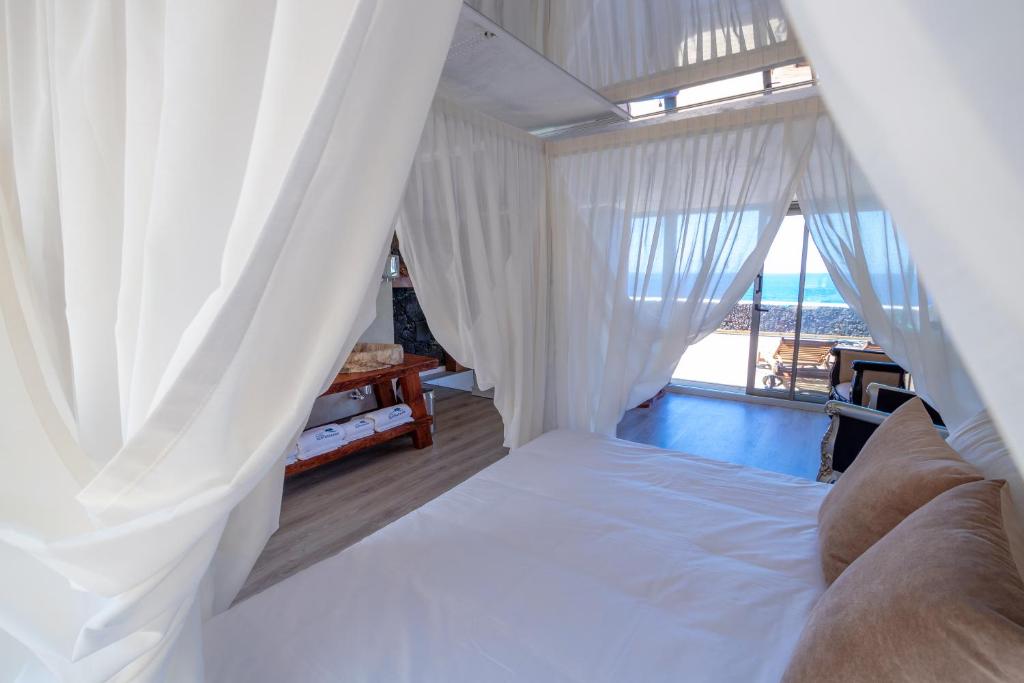 dormitorio en hotel frente al mar en el hierro