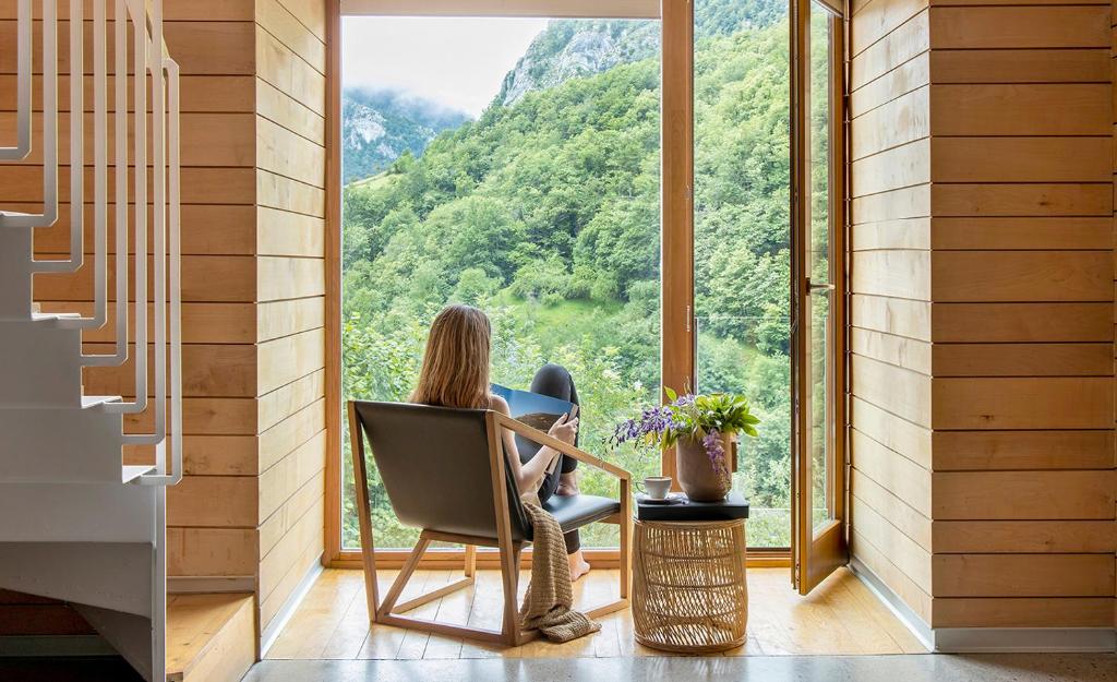 interior con vistas en centro de ecoturismo en asturias