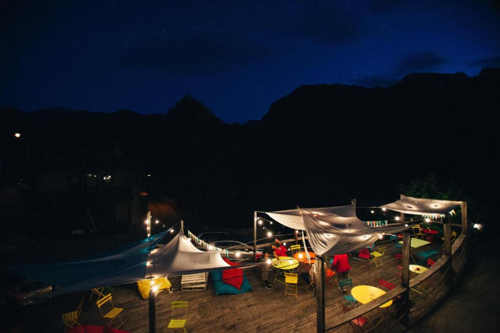 exterior de noche en centro de ecoturismo en asturias