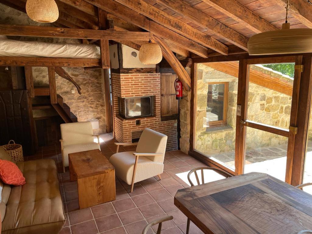 interior de casa de piedra en Cantabria