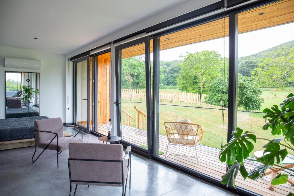 interior con vistas desde cabaña de lujo en cantabria