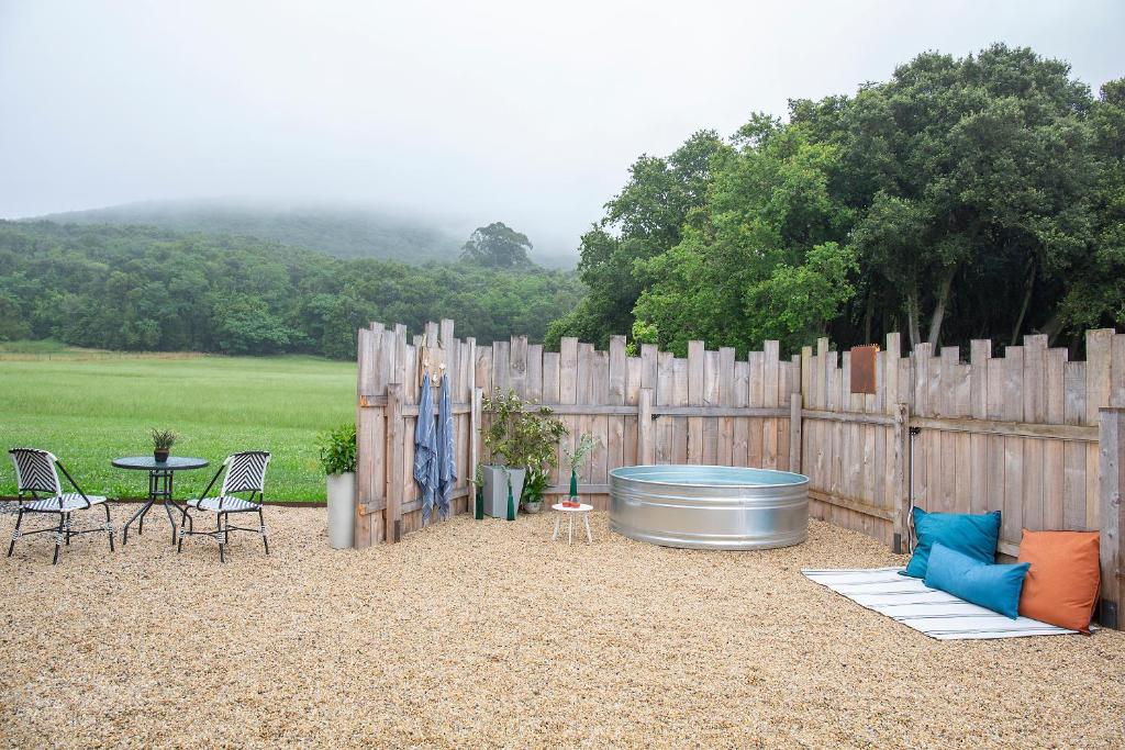cabaña de lujo en cantabria con jacuzzi en el jardín