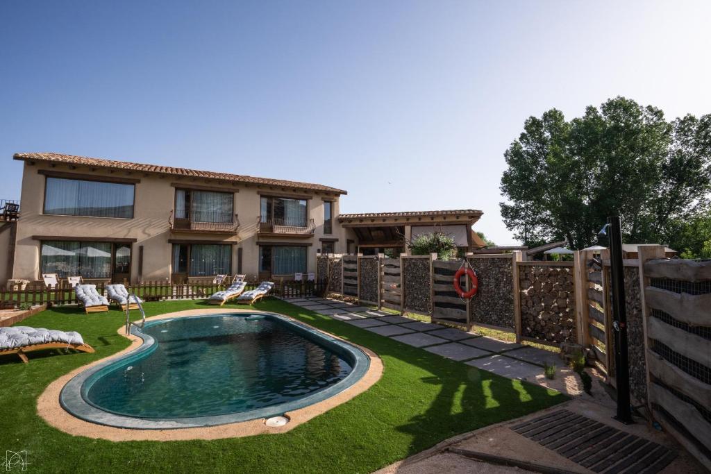 piscina hotel rural burgo de osma