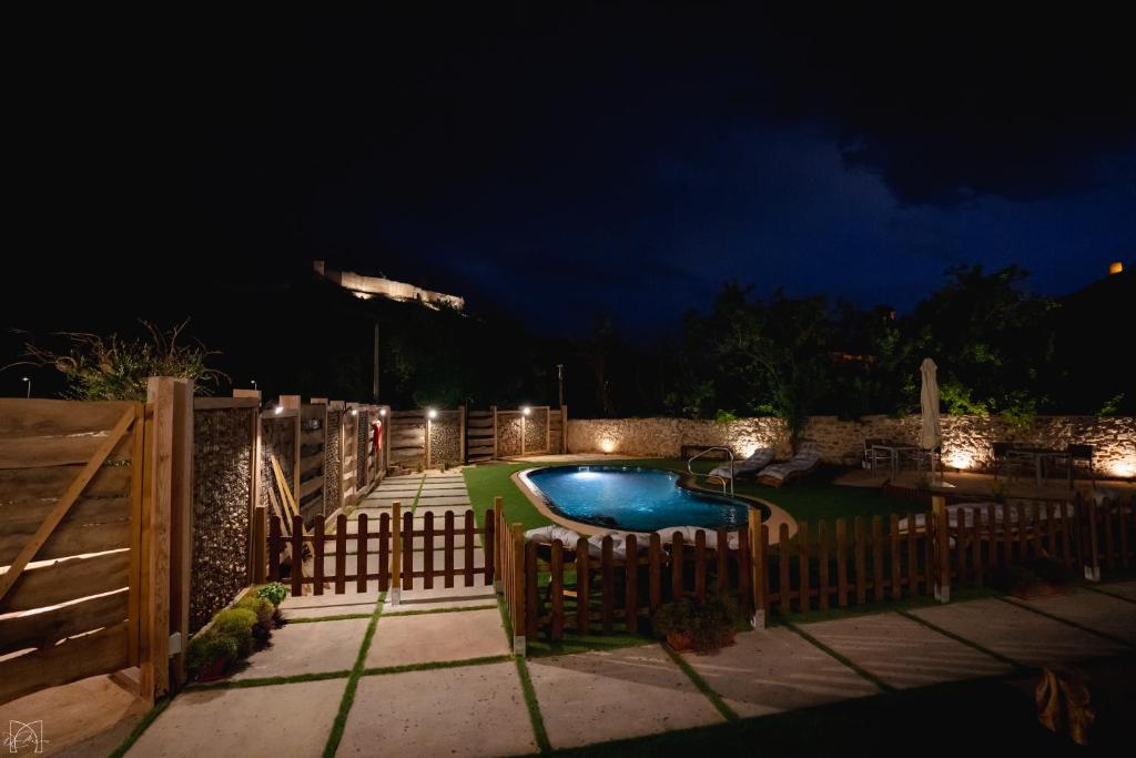 piscina de noche hotel rural burgo de osma