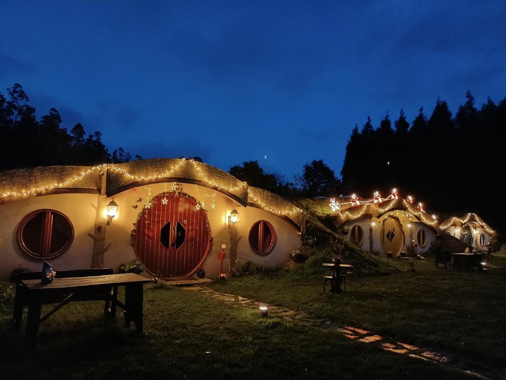 casa hobbit lugo de noche
