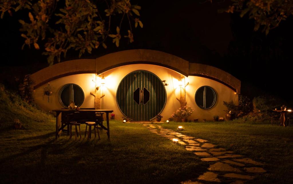 casa hobbit lugo de noche