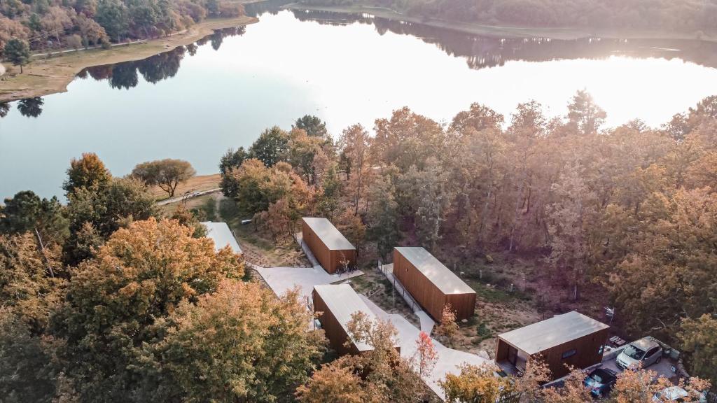 cabañas galicia frente a embalse