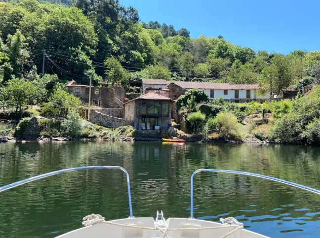 casa en el rio en ribeira sacra