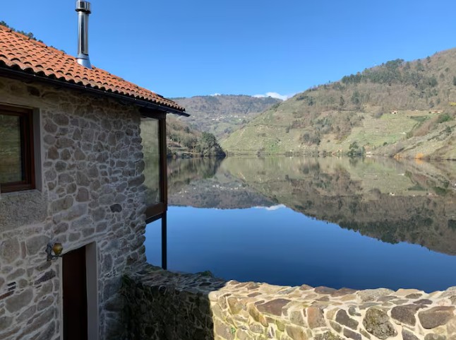 casa frente al rio en ribeira sacra