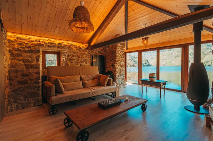 casa frente al rio en ribeira sacra