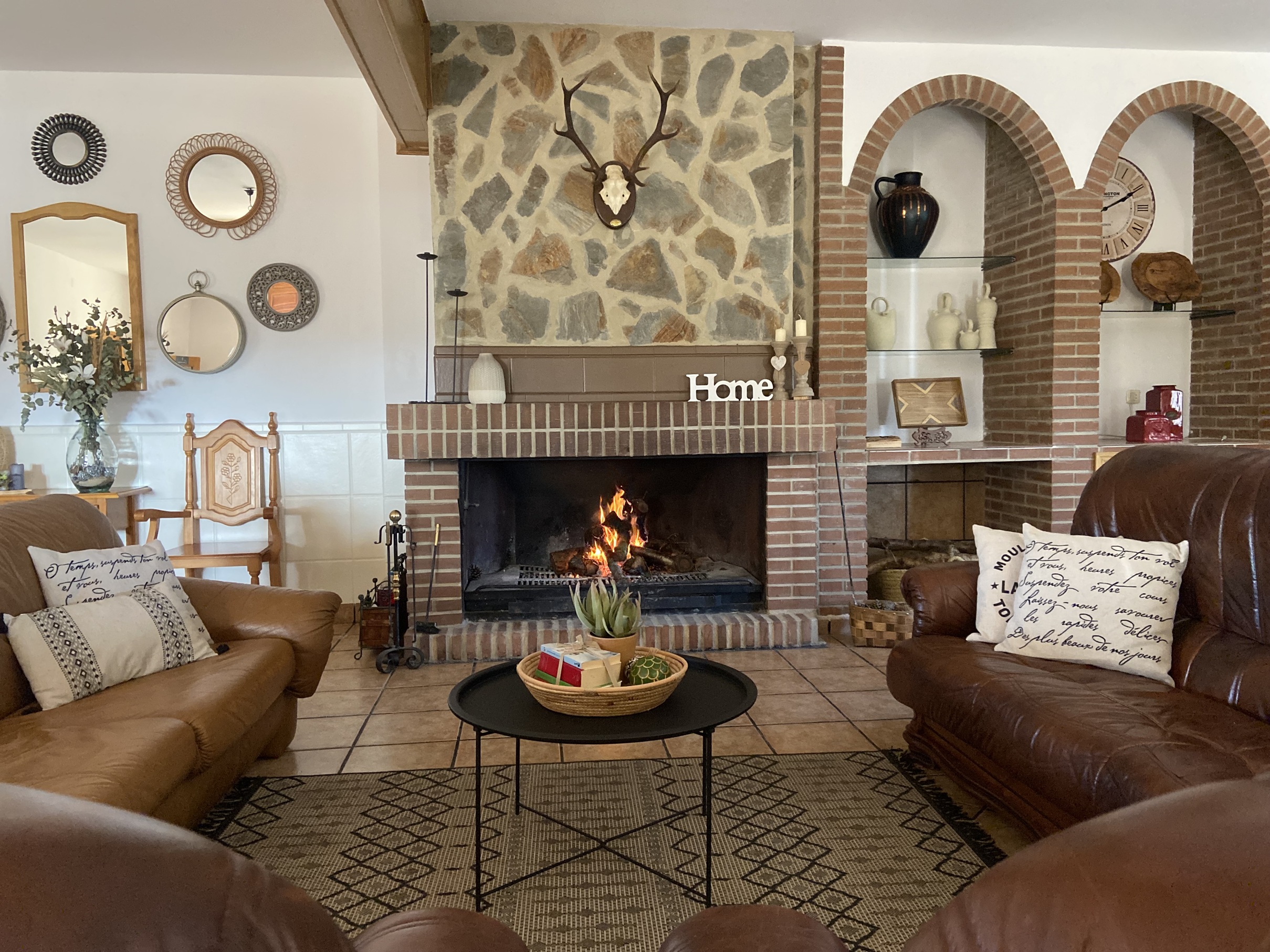 interior con chimenea casa rural albacete