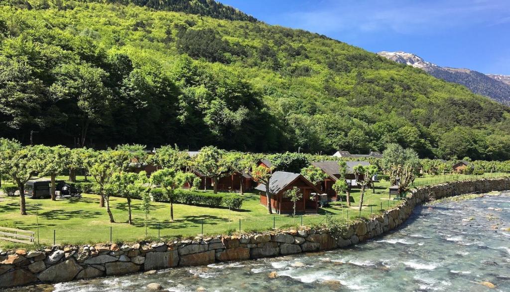 camping junto al rio en pirineos