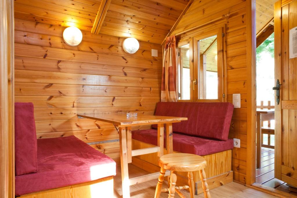 cabañas en camping junto al rio en pirineos