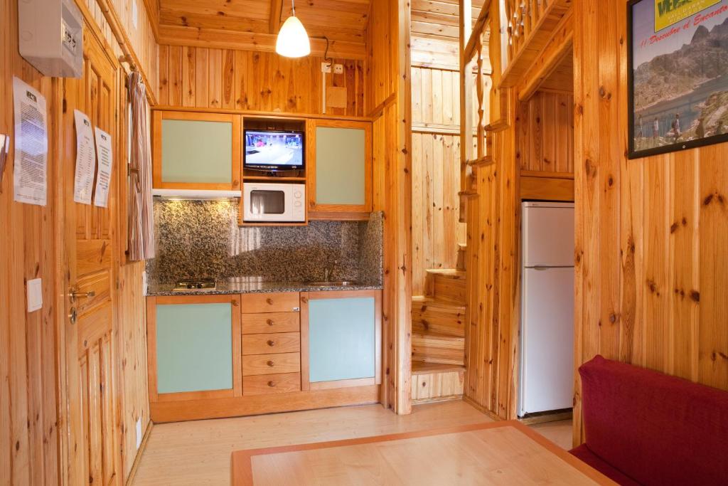 cabañas en camping junto al rio en pirineos
