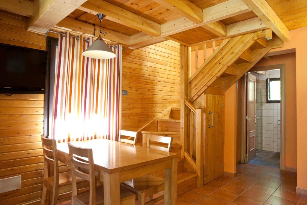 cabañas en camping junto al rio en pirineos