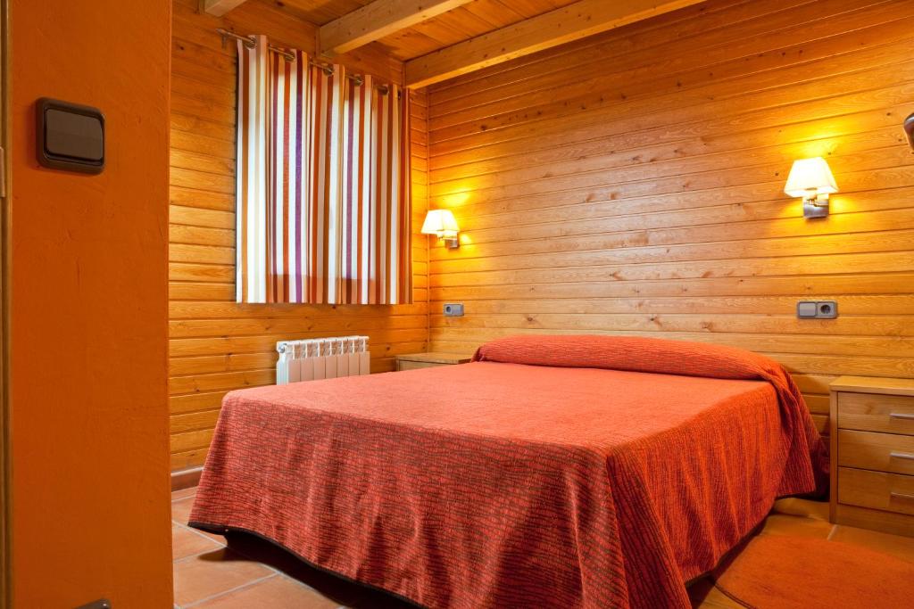 cabañas en camping junto al rio en pirineos