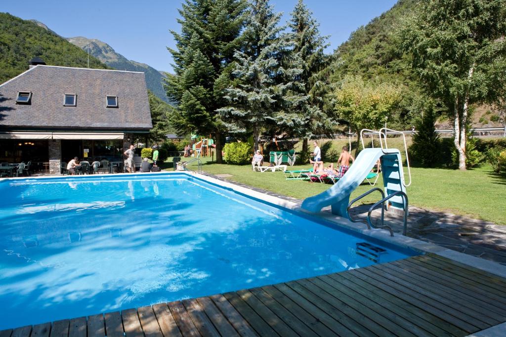 cabañas en camping junto al rio en pirineos