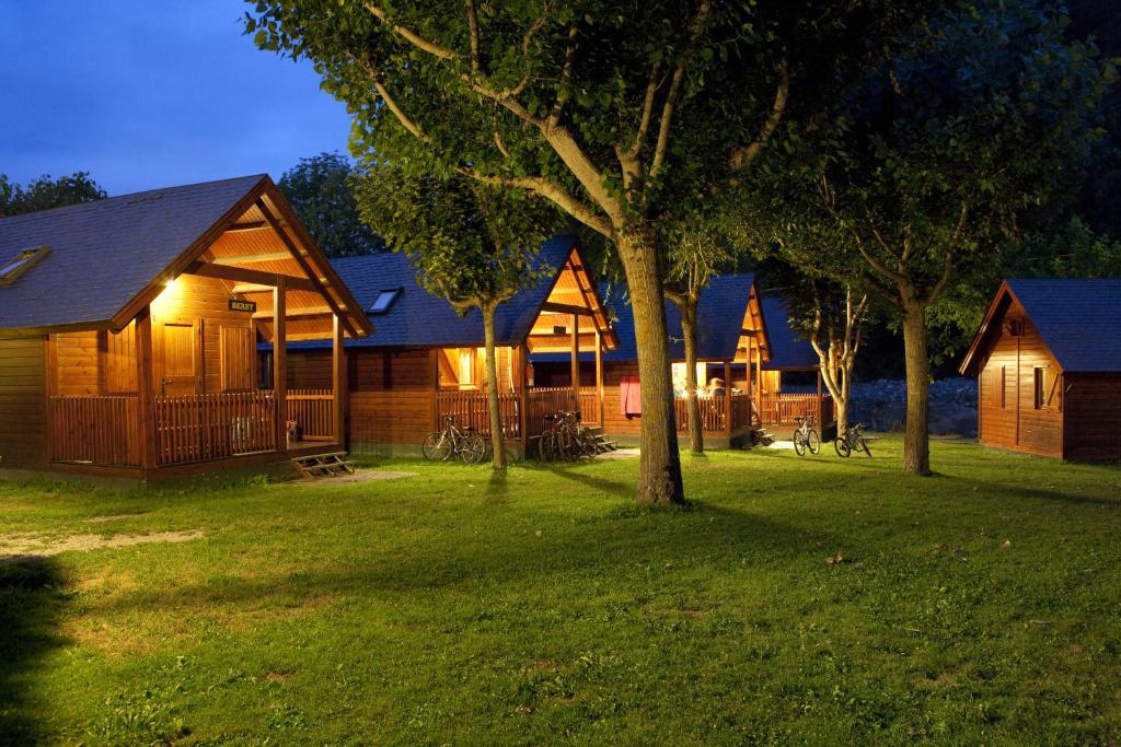 cabañas en camping junto al rio en pirineos