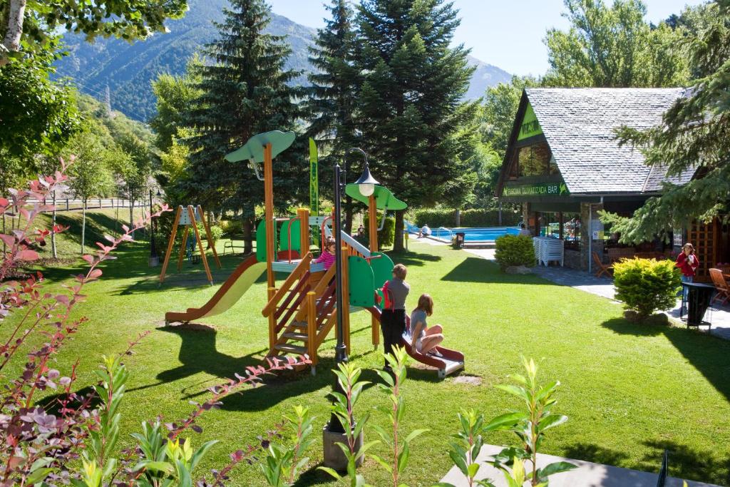 zona de juegos camping junto al rio en pirineos