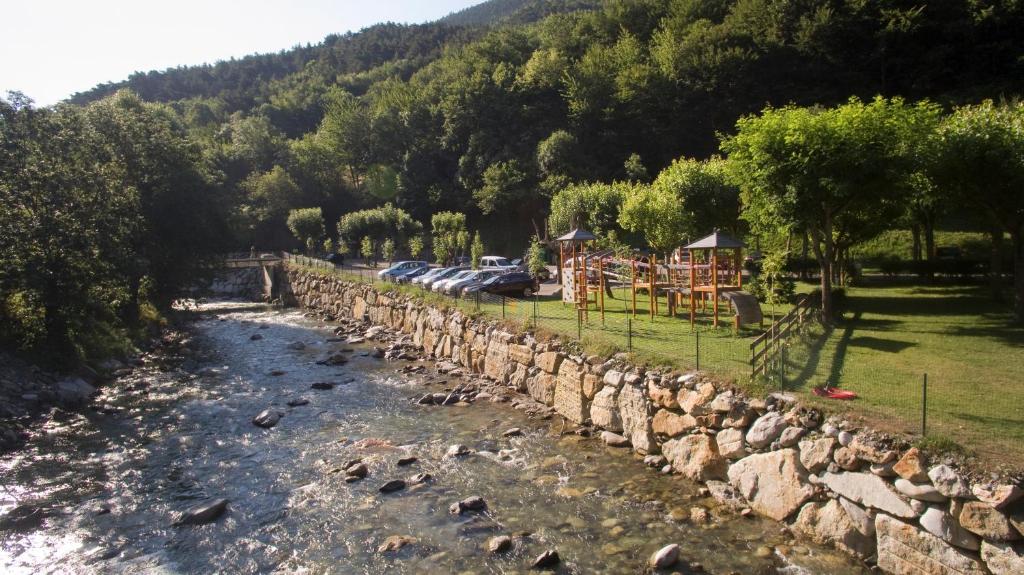 camping junto al rio en pirineos