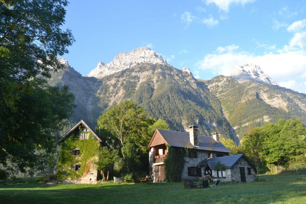 casa rural en valle de pineta entre montañas