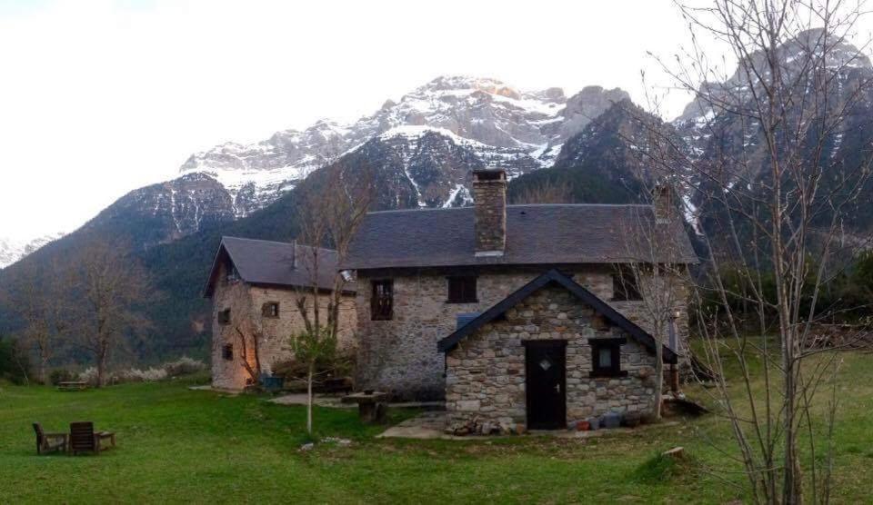 casa rural en valle de pineta entre montañas