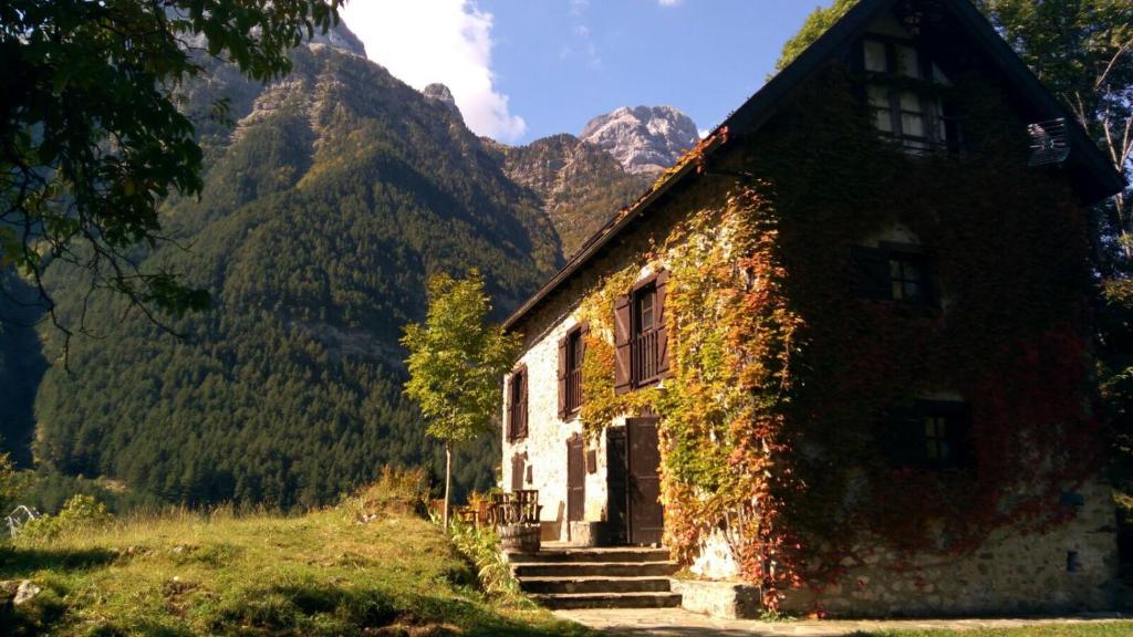 casa rural en valle de pineta entre montañas