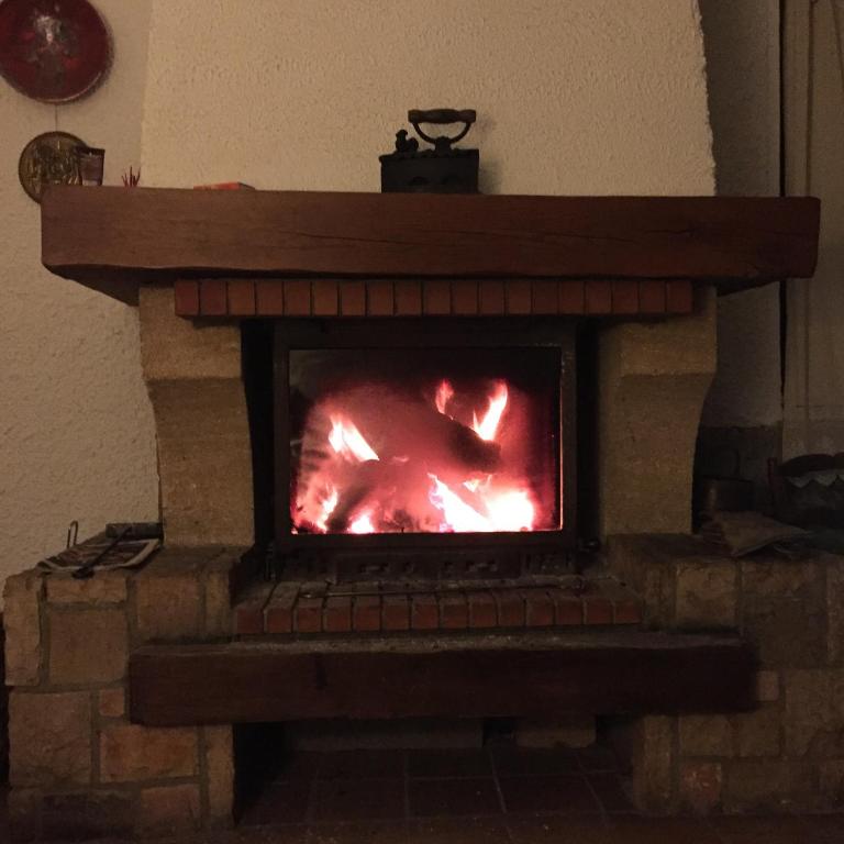 chimenea casa rural en valle de pineta 