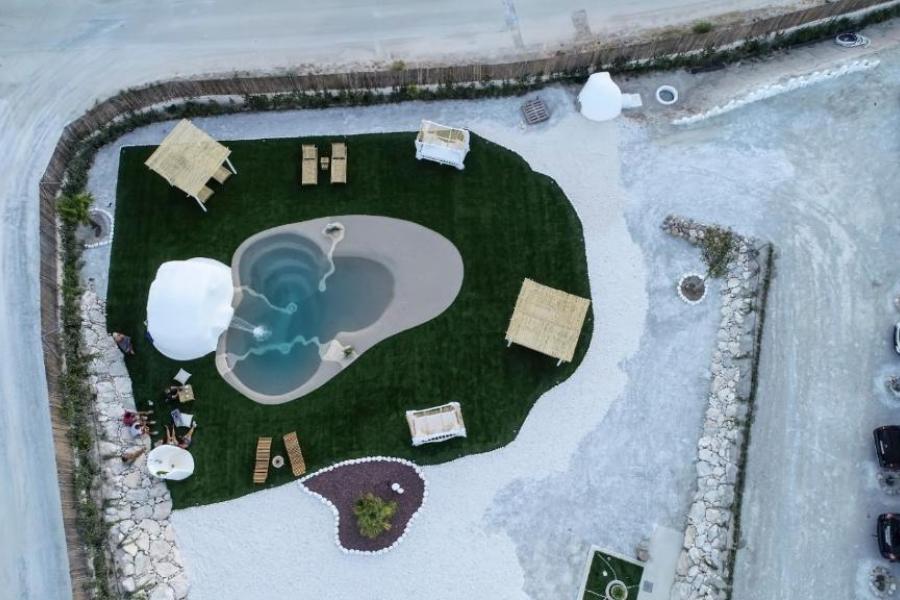 zona comun con piscina y camas balinesas 